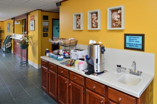 Kuchyň nebo kuchyňský kout v ubytování Americas Best Value Inn Ocean Inn