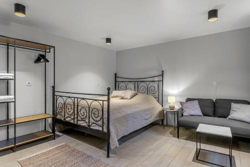 - une chambre avec un lit et un canapé dans l'établissement Stay Iceland apartments - U 16, à Reykjavik
