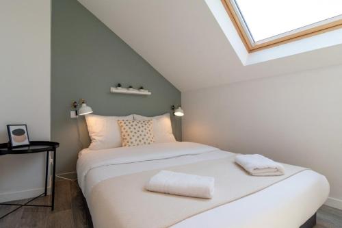 une chambre avec un lit avec deux serviettes dessus dans l'établissement Lille Hypercentre / Gares - Beautiful duplex!, à Lille