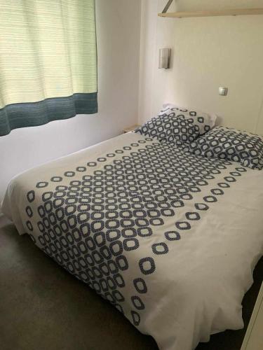 מיטה או מיטות בחדר ב-Mobil home