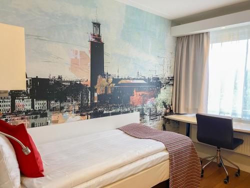 1 dormitorio con cama, escritorio y ventana en Good Morning+ Hägersten, en Estocolmo