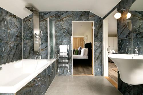 ein Badezimmer mit Badewanne und Waschbecken in der Unterkunft Sunset Cottage in Sandwich