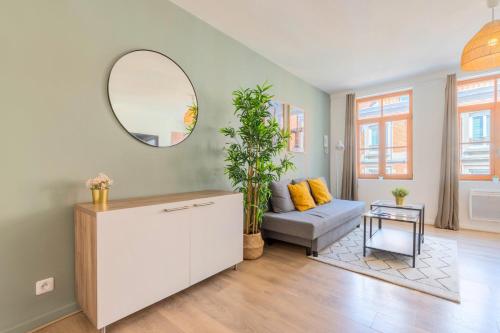 un salon avec un canapé et un miroir dans l'établissement Old Town - Nice, cozy and functional ap., à Lille
