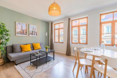 un salon avec un canapé et une table dans l'établissement Old Town - Nice, cozy and functional ap., à Lille
