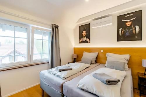 - 2 lits dans une chambre avec fenêtre dans l'établissement Komfortables Doppelzimmer in Kehl Goldscheuer - 1A Guesthouse, à Kehl