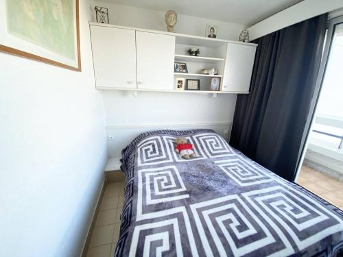 une petite chambre avec un lit et une fenêtre dans l'établissement AS24097-P2 vue sur Mer-Piscine- Parking privé -tennis, au Grau-du-Roi