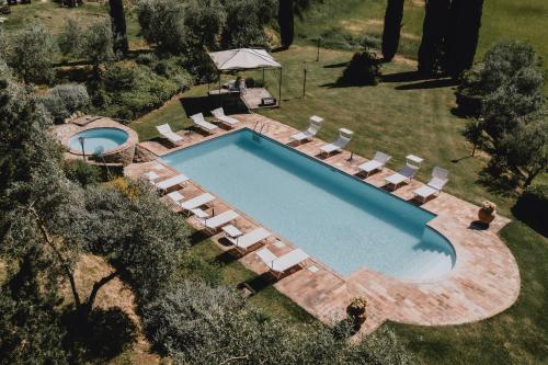 - une vue de tête sur une piscine avec des chaises longues et une piscine dans l'établissement Podere Biagio, à Valiano