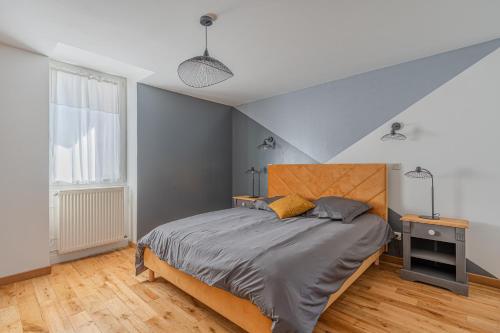 une chambre avec un lit et une grande fenêtre dans l'établissement Nonna Maria l Maison, 6 pers, à Chapareillan