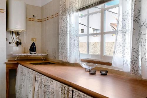 um balcão de cozinha com um lavatório e uma janela em Casa Fefa em Candelaria