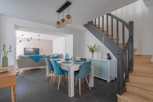 une salle à manger et un salon avec une table et des chaises dans l'établissement Nonna Maria l Maison, 6 pers, à Chapareillan