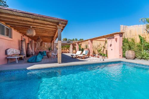 - une piscine en face d'une maison dans l'établissement Onar Villa Kolympia, à Kolimbia