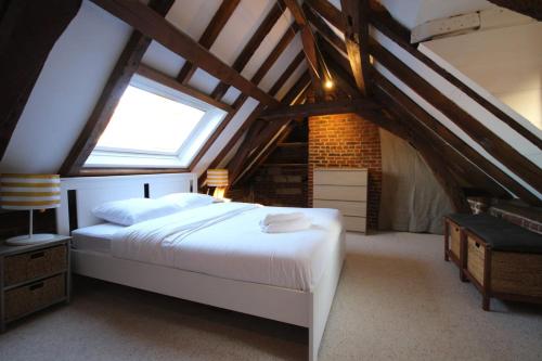 - une chambre mansardée avec un lit blanc dans l'établissement Old Town - Lovely typical house, à Lille