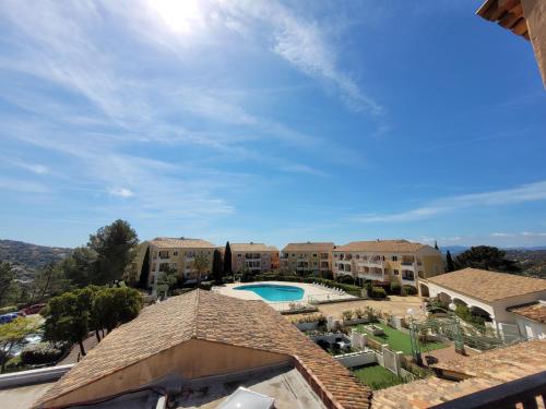 - une vue sur un complexe avec une piscine et des bâtiments dans l'établissement Rooftop les Issambres, aux Issambres