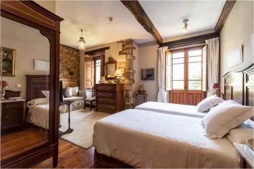 een slaapkamer met een bed en een bureau in een kamer bij Posada Los Lienzos in Vargas