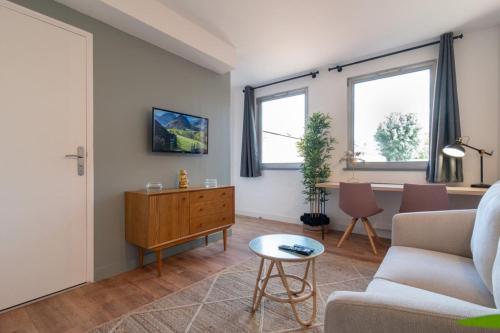 un salon avec un canapé et une table dans l'établissement Grand' Place of Lille - Superb designer apartment, à Lille