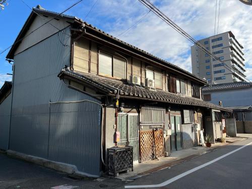 un edificio viejo al costado de una calle en 最大８人様まで宿泊可能な１棟貸しです！近鉄八尾駅から徒歩３分！, en Yaochō
