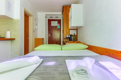 Studio with shared garden 3 min walk to the beach