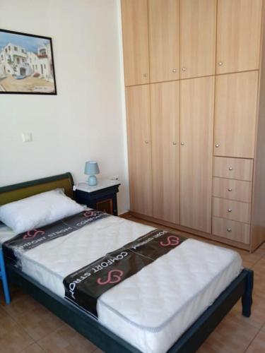 1 dormitorio con 1 cama y armario en New apartment in Kallithea, en Atenas
