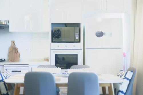 Η κουζίνα ή μικρή κουζίνα στο Lazzlla beach front apartments