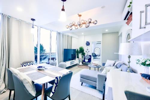uma sala de jantar e sala de estar com mesa e cadeiras em Lazzlla beach front apartments em Hulhumale