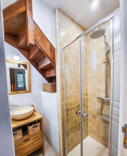 une salle de bain avec une douche à l'italienne et un lavabo dans l'établissement La Petite Sauvagère, Duplex de charme et cosy, à Villers-sur-Mer