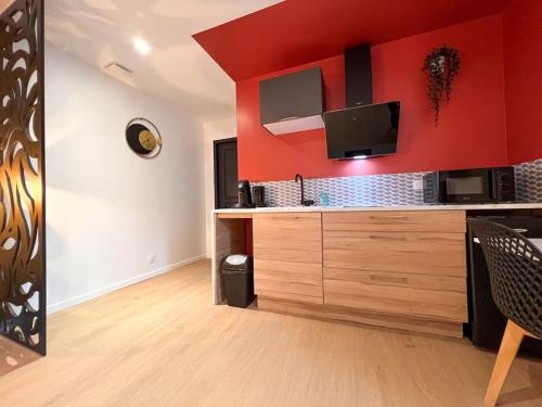 Η κουζίνα ή μικρή κουζίνα στο MAISON LA FEUILLERAIE-8 personnes-standing Appart