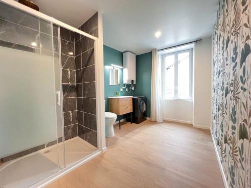 Ένα μπάνιο στο MAISON LA FEUILLERAIE-8 personnes-standing Appart