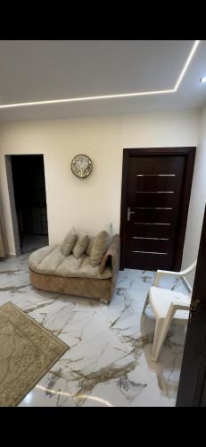 uma sala de estar com um sofá num piso de mármore em dreamland em ‘Ezbet `Abd el-Ḥamîd