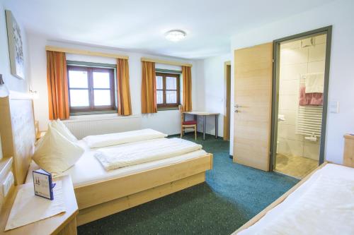 A bed or beds in a room at Nöglhof