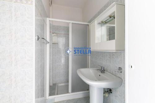 ein Bad mit einem Waschbecken und einer Dusche in der Unterkunft Casa Tomè in Lido di Jesolo