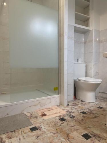 y baño con aseo y ducha. en Grand appartement proche Promenade en Niza