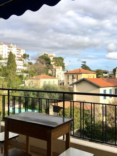 balcón con mesa y vistas a la ciudad en Grand appartement proche Promenade en Niza