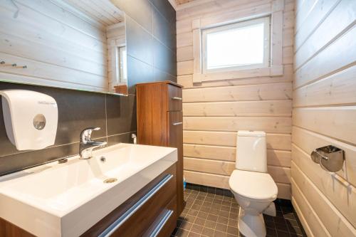 Ένα μπάνιο στο Villa Tähkä - 11 henkilölle - HimosYkkösen alue - 116m2