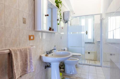Ένα μπάνιο στο The Olive Tree - Seaview Apartments