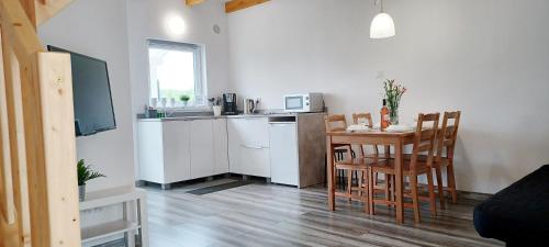 Kuchyň nebo kuchyňský kout v ubytování Domki 7 Houses Rewal