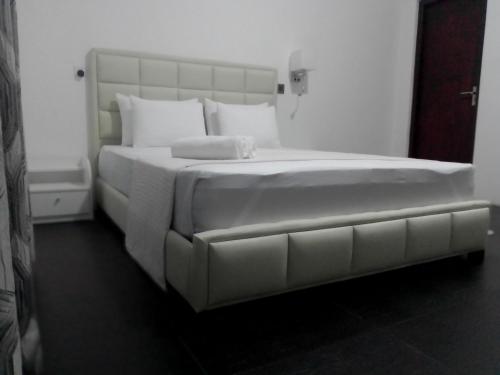 1 cama blanca grande en un dormitorio blanco en The Inn At Matale, en Matale