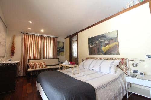 una camera d'albergo con un grande letto e un lavandino di Aires del Tomir a Inca