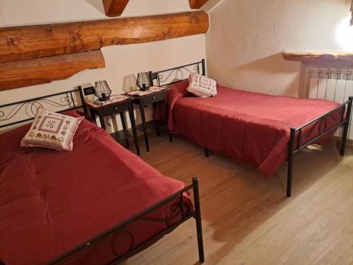 une chambre avec deux lits et une table avec une table dans l'établissement La Maison du Coeur - Family Holiday, à Oulx