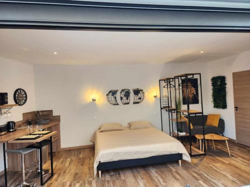 - une chambre avec un lit et un bureau dans l'établissement Villa exceptionnelle pour des moments de détente, à Andilly-les-Marais