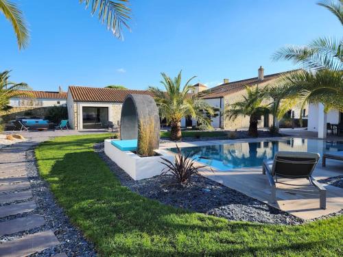 une maison avec une piscine dans une cour dans l'établissement Villa exceptionnelle pour des moments de détente, à Andilly-les-Marais