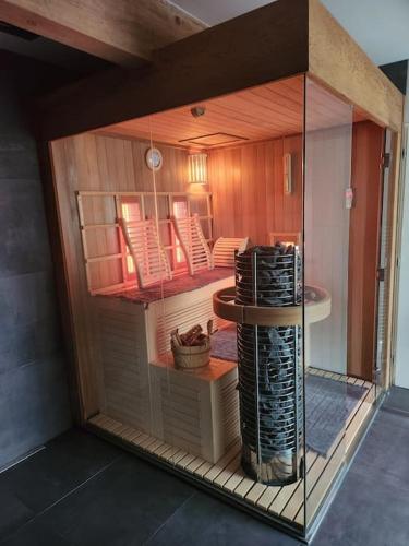 une salle en verre avec des chaises et une table. dans l'établissement Villa exceptionnelle pour des moments de détente, à Andilly-les-Marais