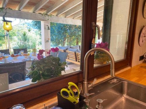 印加的住宿－Aires del Tomir，厨房水槽,窗户俯瞰着桌子