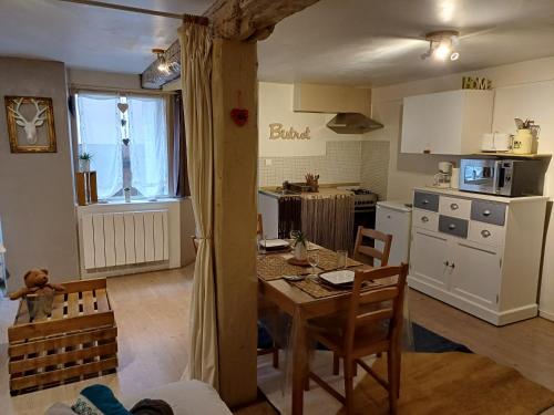 une cuisine et une salle à manger avec une table et des chaises dans l'établissement LE GITE, à Colmar