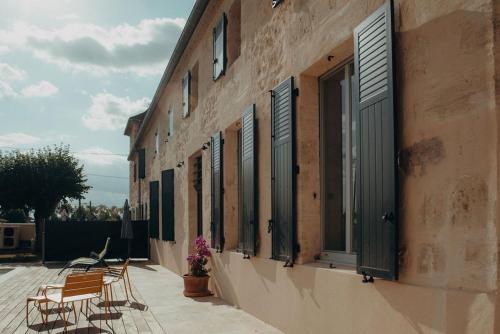 un grupo de sillas sentadas fuera de un edificio en Ma Petite Bastide, en Sainte-Bazeille