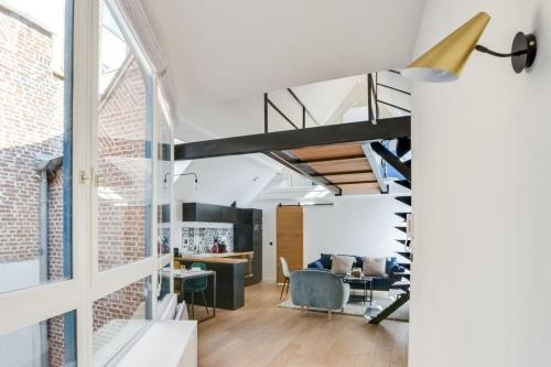 Loft-Apartment mit einer Treppe und einem Wohnzimmer in der Unterkunft Lille Centre - Superb 60m2 2bed apartment ! in Lille