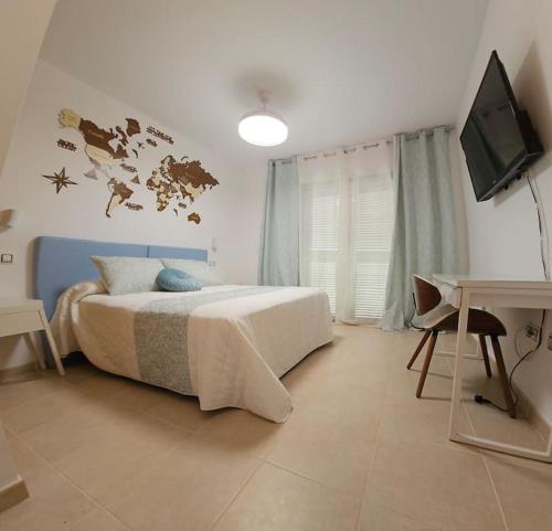Schlafzimmer mit einem Bett und einem Flachbild-TV in der Unterkunft El Castillo Golf Salinas-wifi in La Guirra