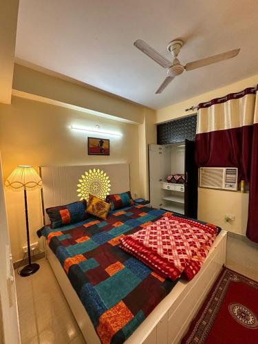 um quarto com uma cama grande num quarto em Royal Ambience em Ghaziabad