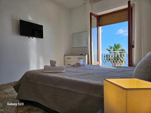 um quarto com uma cama e vista para o oceano em BAGLIO SUL MARE em Letojanni