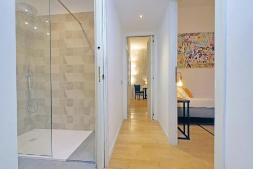 ローマにあるApartment Vespucciのバスルーム(ガラス張りのシャワー付)、ベッドルーム1室が備わります。