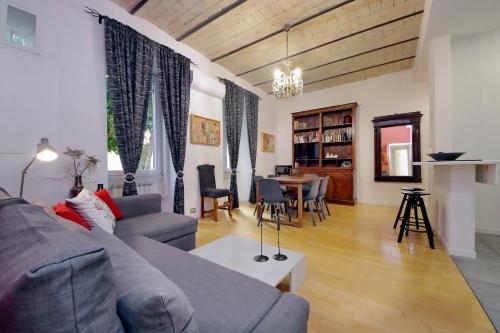 een woonkamer met een bank en een tafel bij Apartment Vespucci in Rome